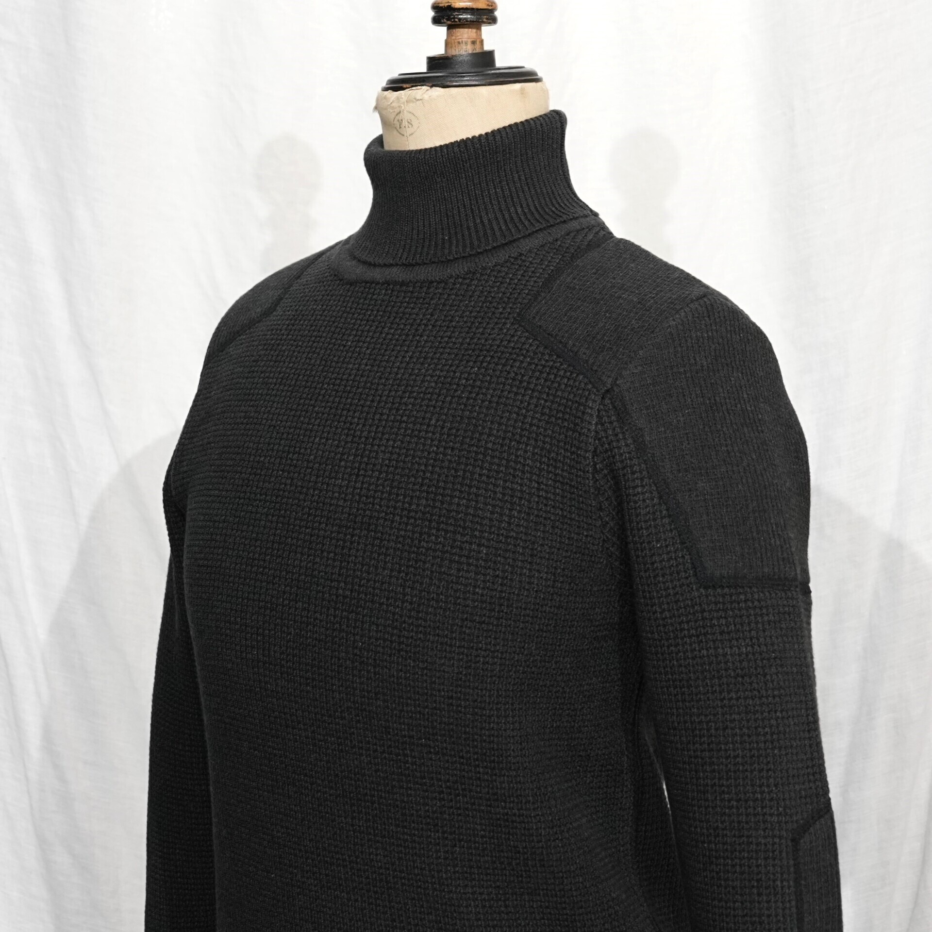 ADDICT CLOTHES パッド入りワッフルコットンタートルニット 黒40